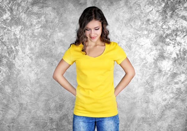 Donna in t-shirt gialla bianca — Foto Stock