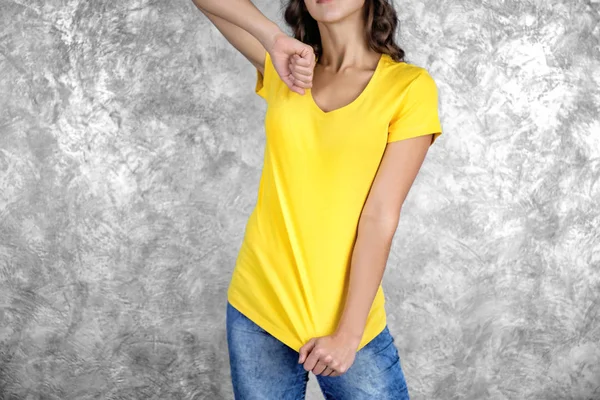 Donna in t-shirt bianca — Foto Stock