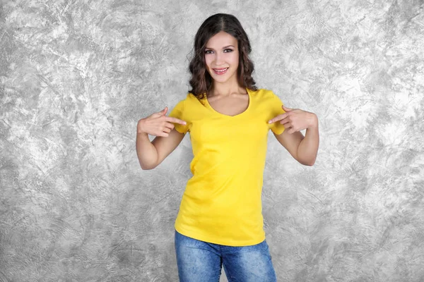 Γυναίκα στο κενό κίτρινο t-shirt — Φωτογραφία Αρχείου