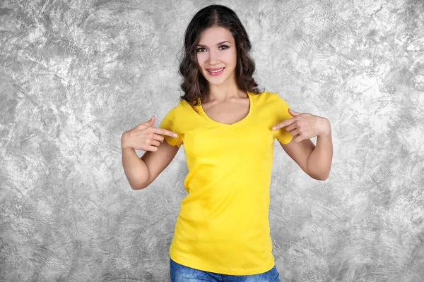 Donna in t-shirt gialla bianca — Foto Stock