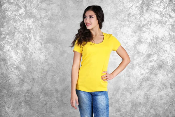 Женщина в пустой желтой футболке — стоковое фото