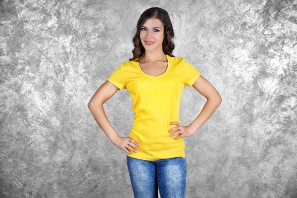 Donna in t-shirt gialla bianca — Foto Stock