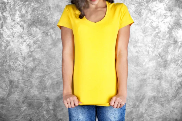 Молода жінка в порожній футболці — стокове фото
