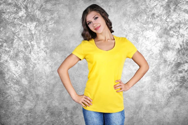 빈 노란 t-셔츠에 있는 여자 — 스톡 사진