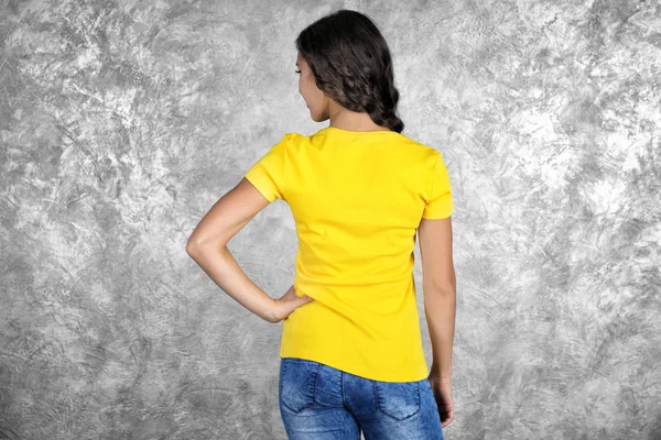 Mulher em branco camiseta amarela — Fotografia de Stock