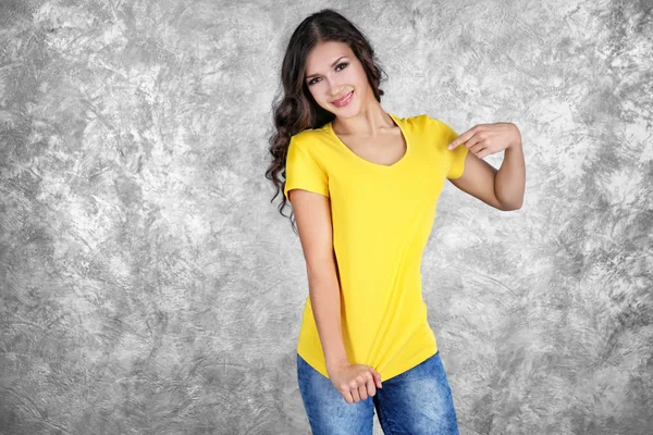 빈 노란 t-셔츠에 있는 여자 — 스톡 사진