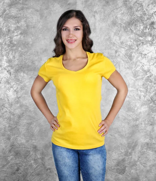 Mulher em branco camiseta amarela — Fotografia de Stock