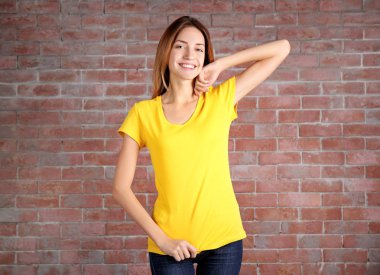 boş sarı tişört kadında