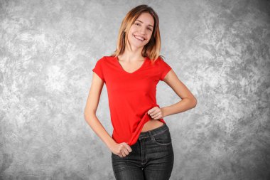 Genç kadın boş t-shirt