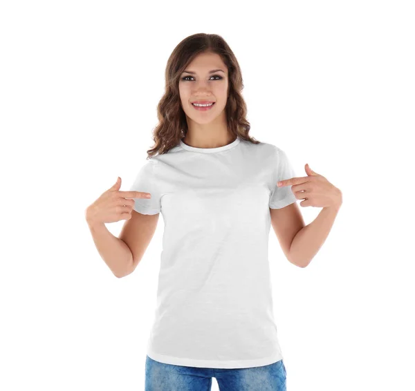 Junge Frau im weißen T-Shirt — Stockfoto