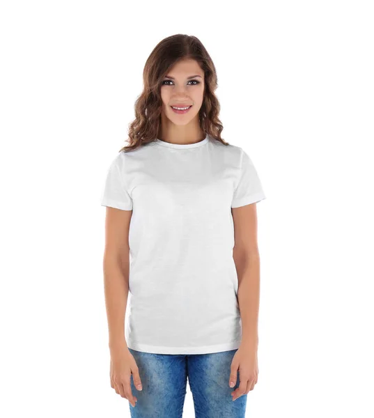Молодая женщина в пустой футболке — стоковое фото
