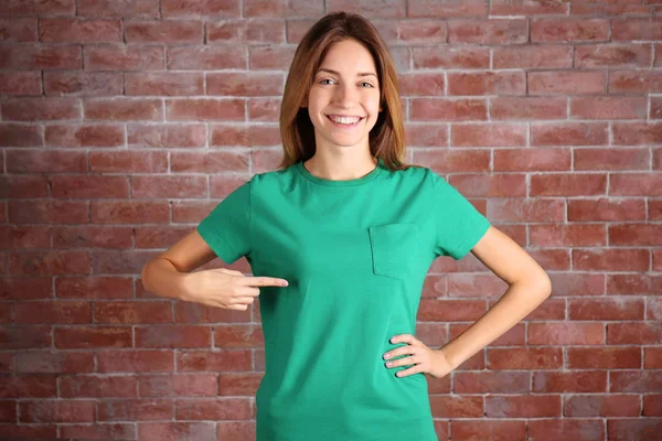 Mujer en blanco camiseta verde — Foto de Stock