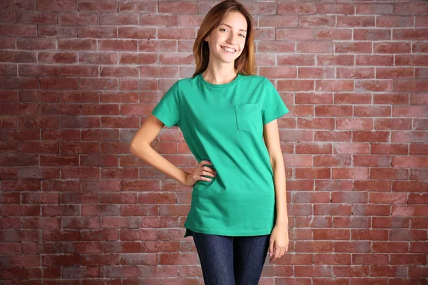 Kvinna i blank grön t-shirt — Stockfoto