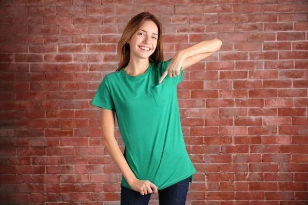 Женщина в чистой зеленой футболке — стоковое фото