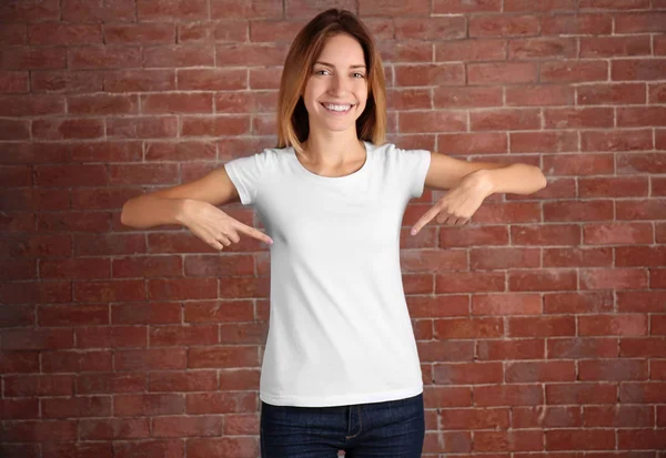 빈 흰색 t-셔츠에 있는 여자 — 스톡 사진