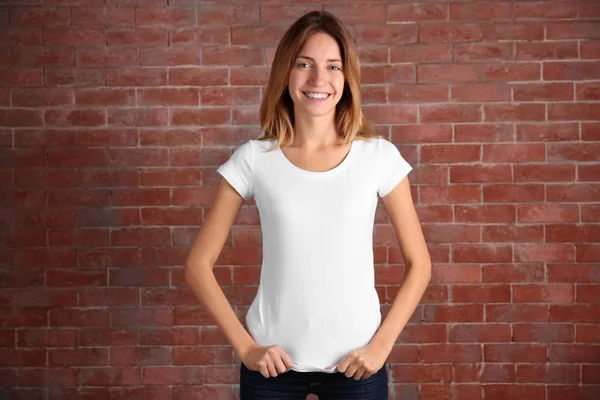 Kvinna i blank vit t-shirt — Stockfoto