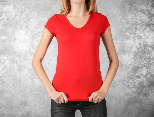 Donna in t-shirt bianca — Foto Stock