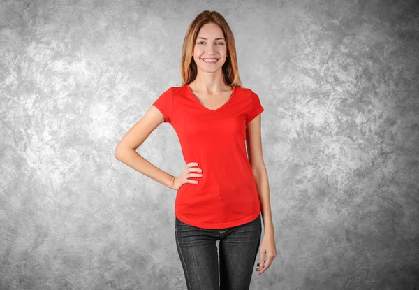 Молодая женщина в пустой футболке — стоковое фото