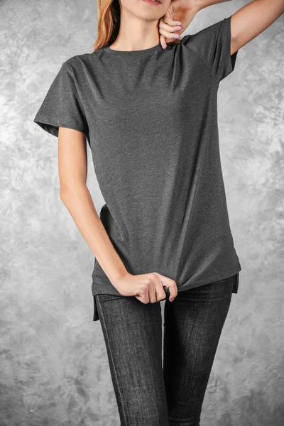 Žena v prázdné tričko — Stock fotografie