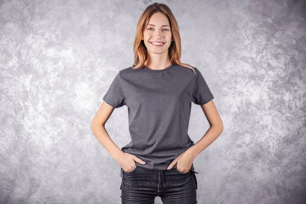 Žena v prázdné šedé tričko — Stock fotografie