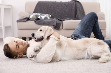 köpekli yakışıklı adam 