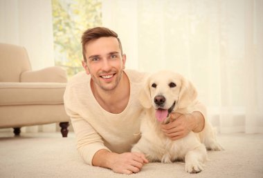 köpekli yakışıklı adam 