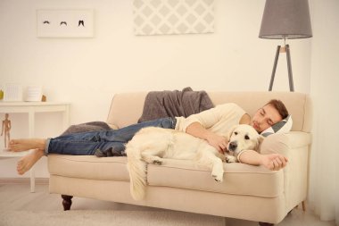 Şirin köpeği olan yakışıklı bir adam.