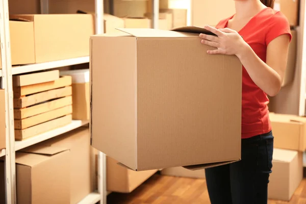 Woman holding box — Stock Photo, Image