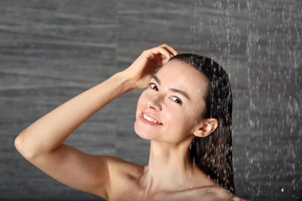 Femme prenant une douche à la maison — Photo