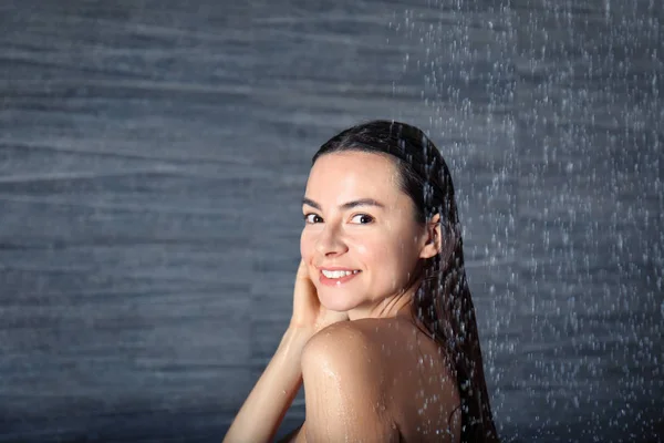 Femme prenant une douche à la maison — Photo