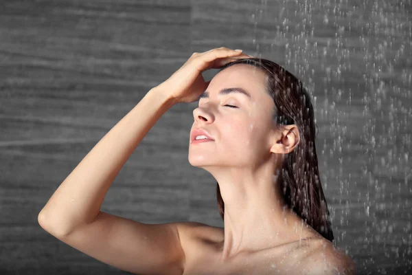 Жінка приймає душ вдома — стокове фото