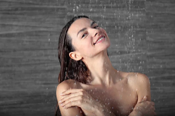 Femme prenant une douche à la maison — Photo