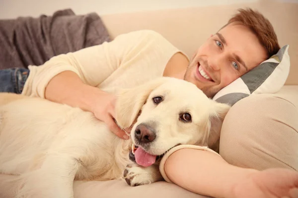 Beau homme avec chien mignon — Photo