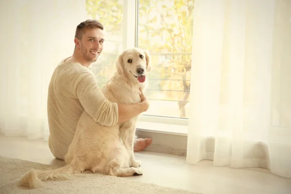 Şirin köpeği olan yakışıklı bir adam. — Stok fotoğraf