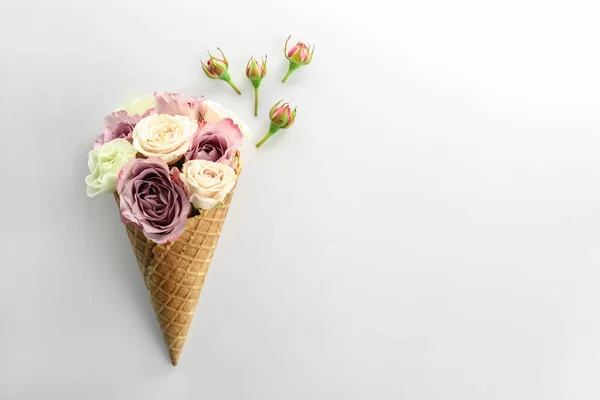 Вафельный рожок с цветами — стоковое фото