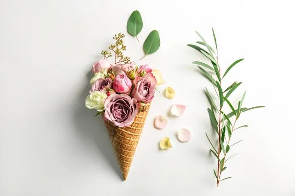 Waffle cone dengan bunga — Stok Foto