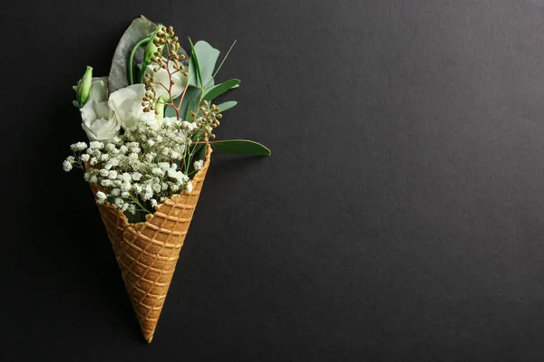 Вафельний конус з квітами — стокове фото