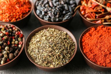 kase içinde farklı baharatlar