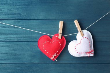 Kalpler clothespins üzerinde asılı