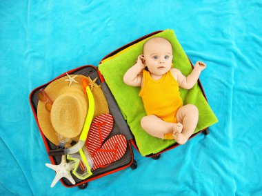 Şirin Bebek ve bavul içinde tatil için şeyler 