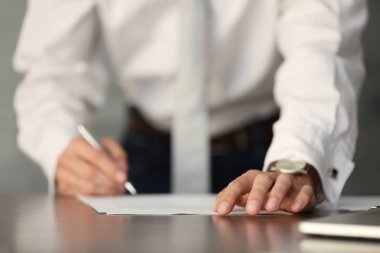 belgelerin imzalanması işadamı