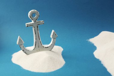 Eski çapa kum mavi zemin üzerine. Kolomb Günü kavramı