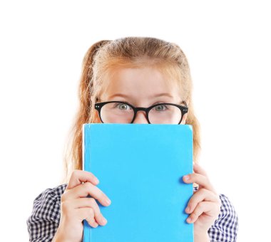 Beyaz arka plan üzerinde kitap ile şirin kız
