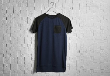 Boş koyu t-shirt