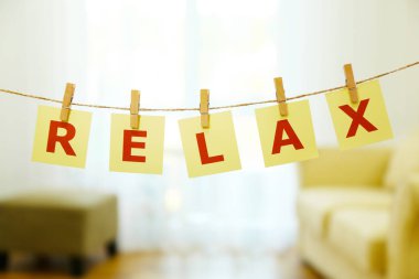 Basılı kelime Relax kartlarla