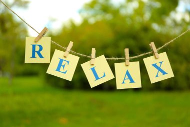 Basılı kelime Relax kartlarla