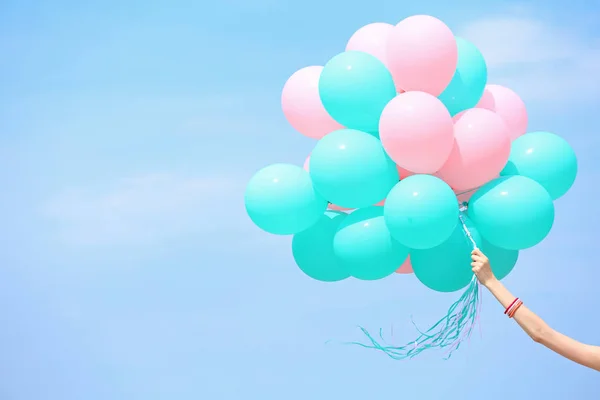 Воздушные шары против голубого неба — стоковое фото
