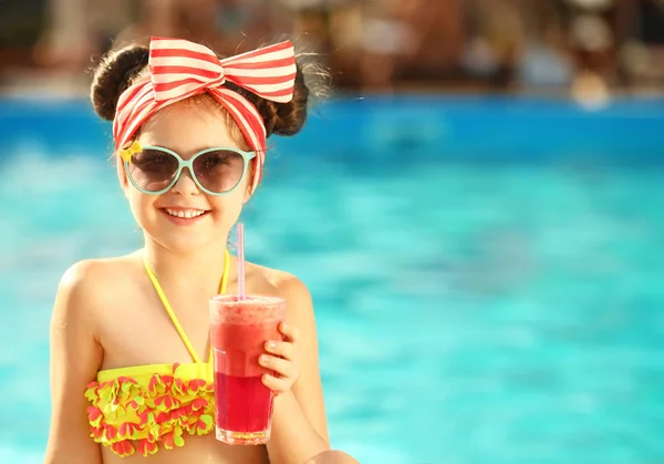 Petite Fille Avec Cocktail Piscine Jour Ensoleillé — Photo