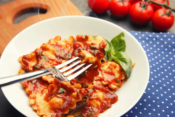 Ravioli com molho de tomate — Fotografia de Stock