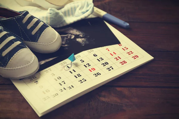 Calendario con ecografia e scarpe — Foto Stock